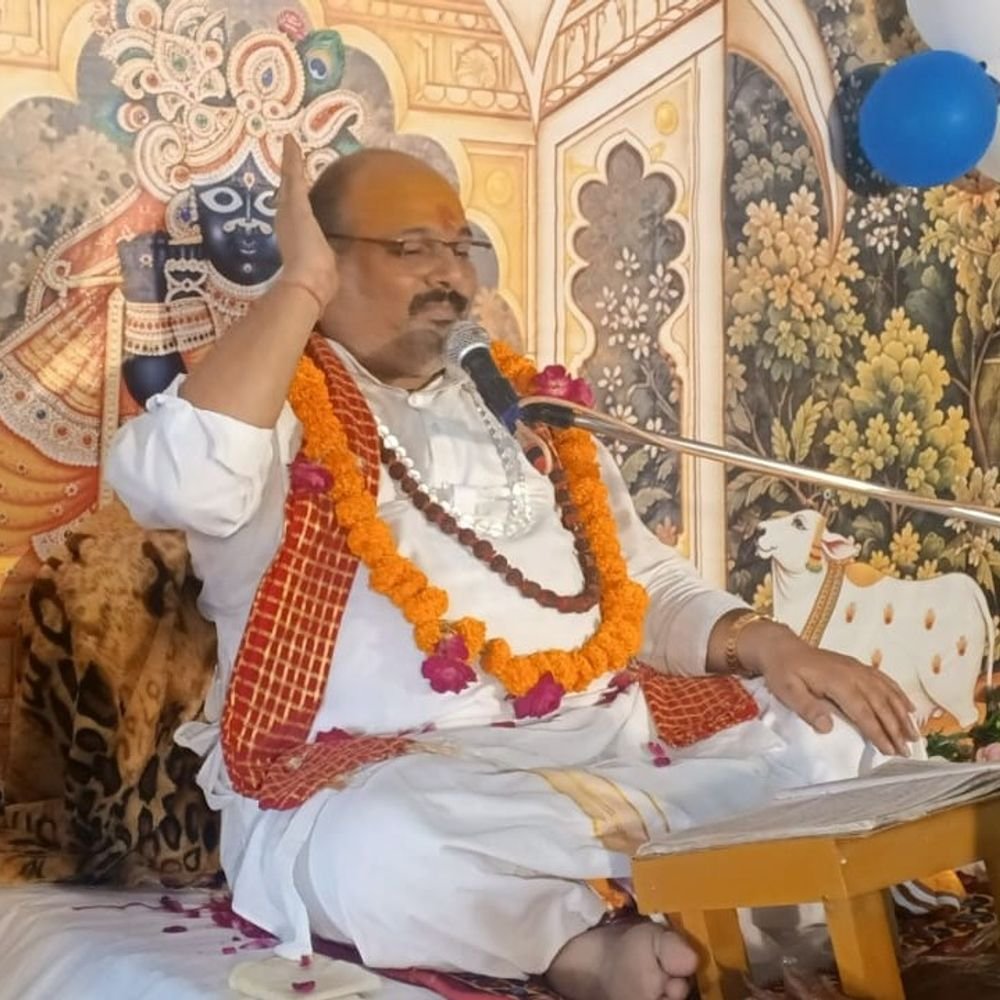 रामपुर के वृद्धाश्रम में श्रीमद्भागवत कथा:दद्दा महाराज ने दिया कृष्ण भक्ति और संस्कारों का संदेश