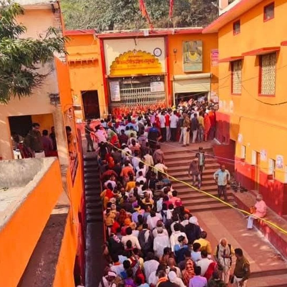 चित्रकूट में पितृ पक्ष अमावस्या पर लाखों श्रद्धालु पहुंचे:मंदाकिनी में स्नान कर तर्पण किया, 500 से ज्यादा पुलिसकर्मी तैनात