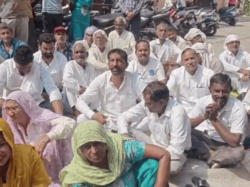 मेरठ नगर निगम में महापौर- नगर आयुक्त मुर्दाबाद के नारे:वार्ड 6 के लोगों ने पार्षद के साथ निगम का गेट बंद कर किया प्रदर्शन