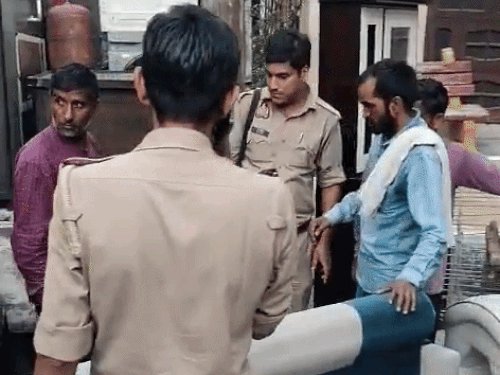 सिंगर अंकित बालियान हत्याकांड, करनाल में आरोपी का घर कुर्क:यूपी पुलिस केंटर भरकर सामान ले गई; AC, सोफा-बेड भी नहीं छोड़ा; ₹1 लाख का इनाम रखा हुआ