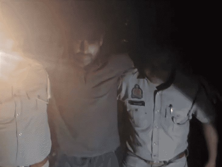 बुलंदशहर में पशु-चोर गिरोह के 4 बदमाश गिरफ्तार:गैंग सरगना समेत दो चोरों को लगी गोली; 95 हजार नकद, दो भैंस बरामद
