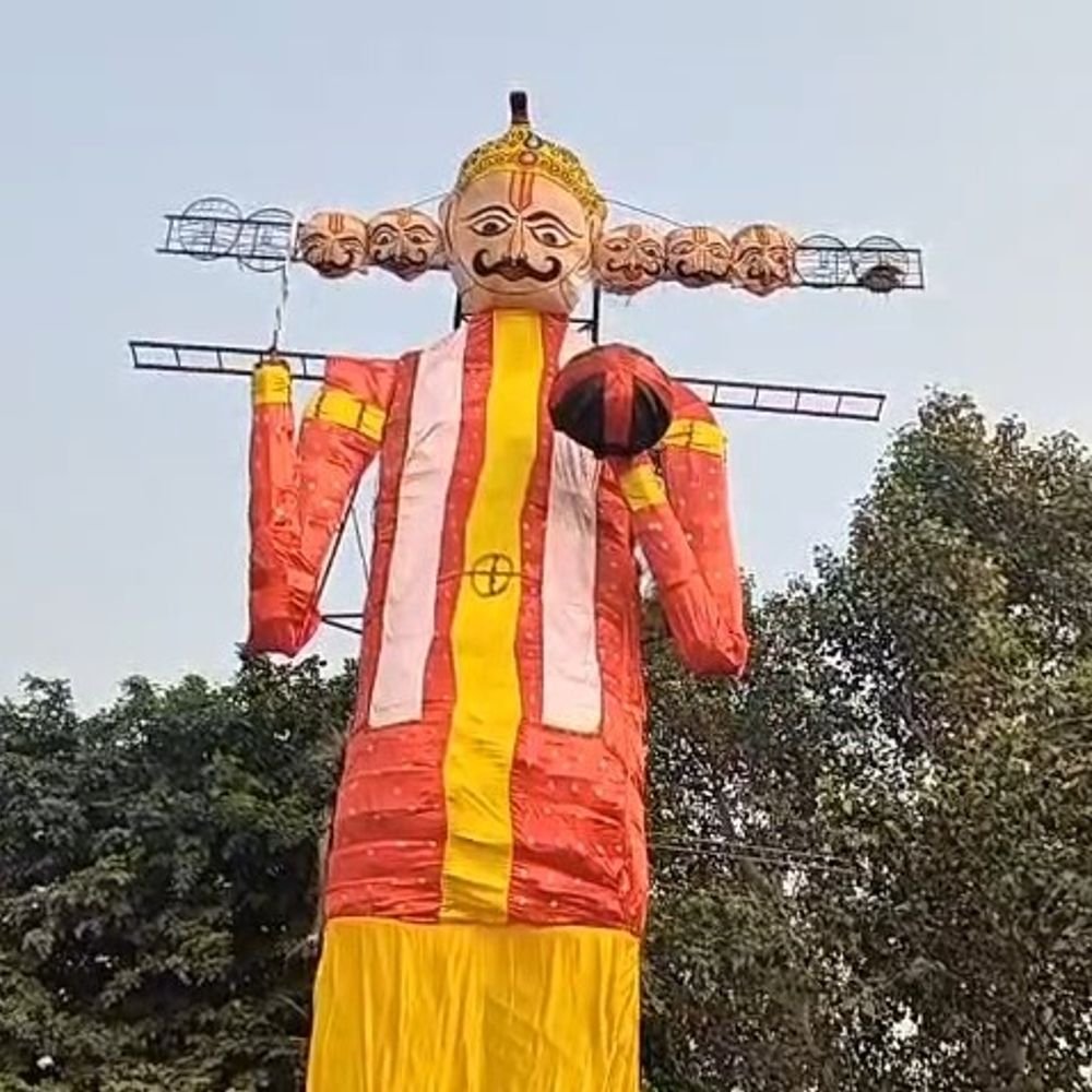 महोबा में 55 फीट का रावण जलेगा:मंगलवार को डाक बंगला मैदान में होगा दहन, 10 दिन में बना पुतला