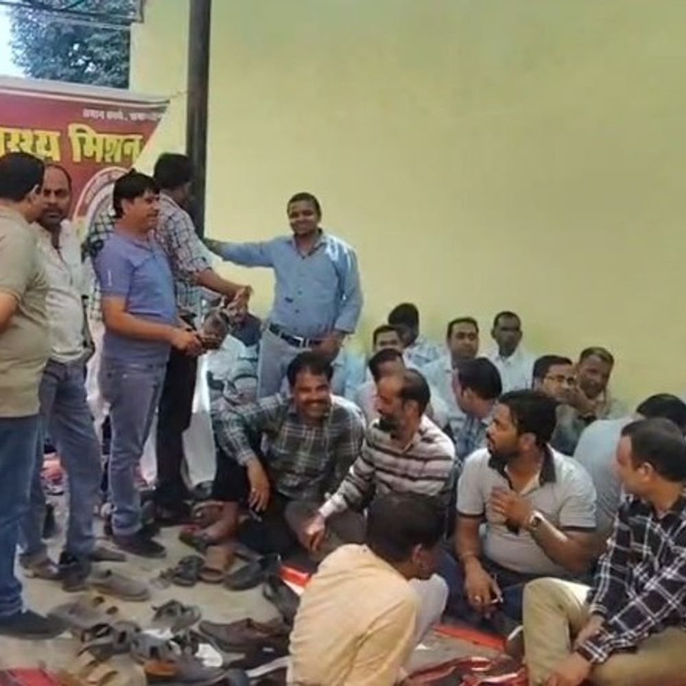 एटा में स्वास्थ्य कर्मियों का धरना प्रदर्शन:कैशलेस इलाज, ग्रेच्युटी और नियमित भर्तियों में 25% कोटा देने की भी मांग