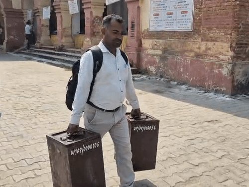 एमएलसी चुनाव: 67 पोलिंग पार्टियां रवाना:अलीगढ़ में कल सुबह 8 से शाम 4 बजे तक मतदान, सुरक्षा के लिए 37 सेक्टर बनाए