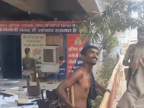 युवक का चौकी में हंगामा, पुलिसवालों से भिड़ा:शर्ट कंधे पर डाल डंडा लेकर फाइलें फेंकी, कुर्सी तोड़ और पुलिसवालें डंडा दिखाया