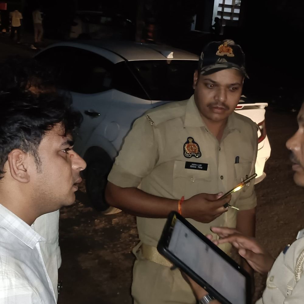 प्रतापगढ़ में HDFC बैंक मैनेजर पर हमलावरों ने किया हमला:गंभीर रूप से घायल, दुकानदारों के दौड़ने पर 3 आरोपी फरार; पुलिस जांच में जुटी