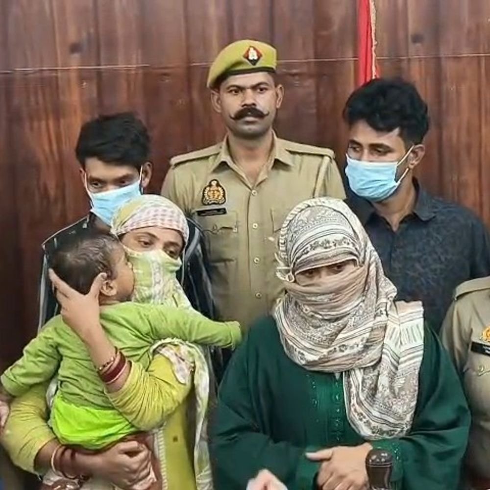 सहारनपुर में 2.20 करोड़ की स्मैक पकड़ी:दो महिलाओं समेत चार आरोपी गिरफ्तार, मुरादाबाद रेलवे स्टेशन के पास से खरीदकर पुड़ियों में बेचते थे