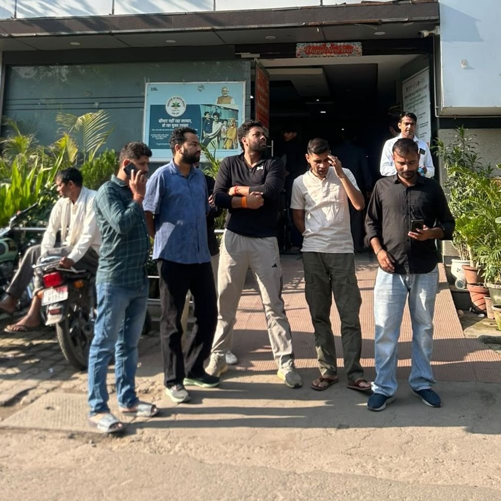 मेरठ के अस्पताल में महिला की मौत, परिजनों का हंगामा:पति बोले- संभल में भर्ती कराने को कहा था, लेकिन एंबुलेंस चालक मेरठ ले आया