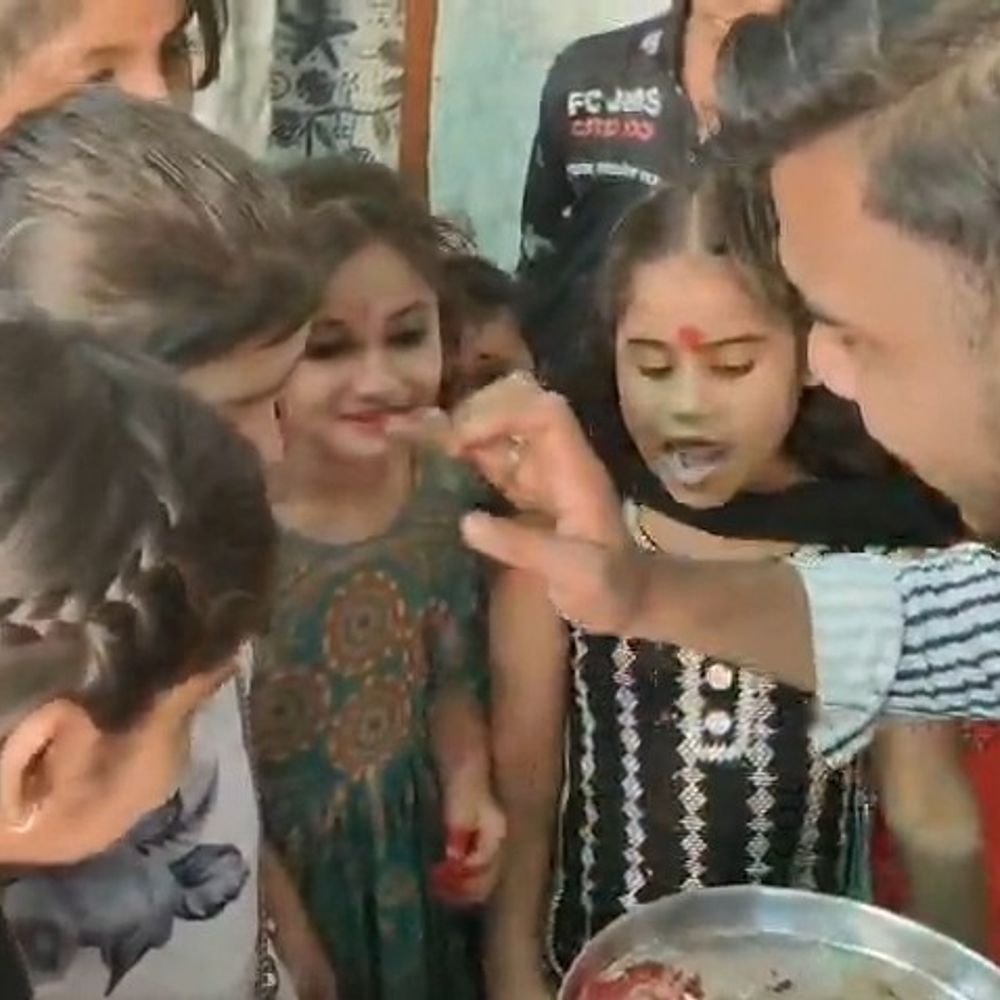 मथुरा में नवरात्रि पर लोगों ने किया कन्या पूजन:भक्तों ने मंदिरों में दर्शन -पूजन किया, जयकारे लगाए