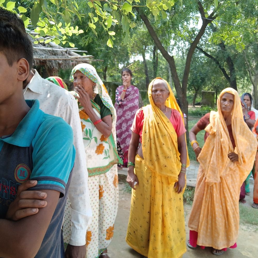 हरदोई की सूखेता नदी में जलकुंभी में फंसा मिला शव:पुलिस ने मशक्कत के बाद बाहर निकाला, शिनाख्त में जुटी पुलिस