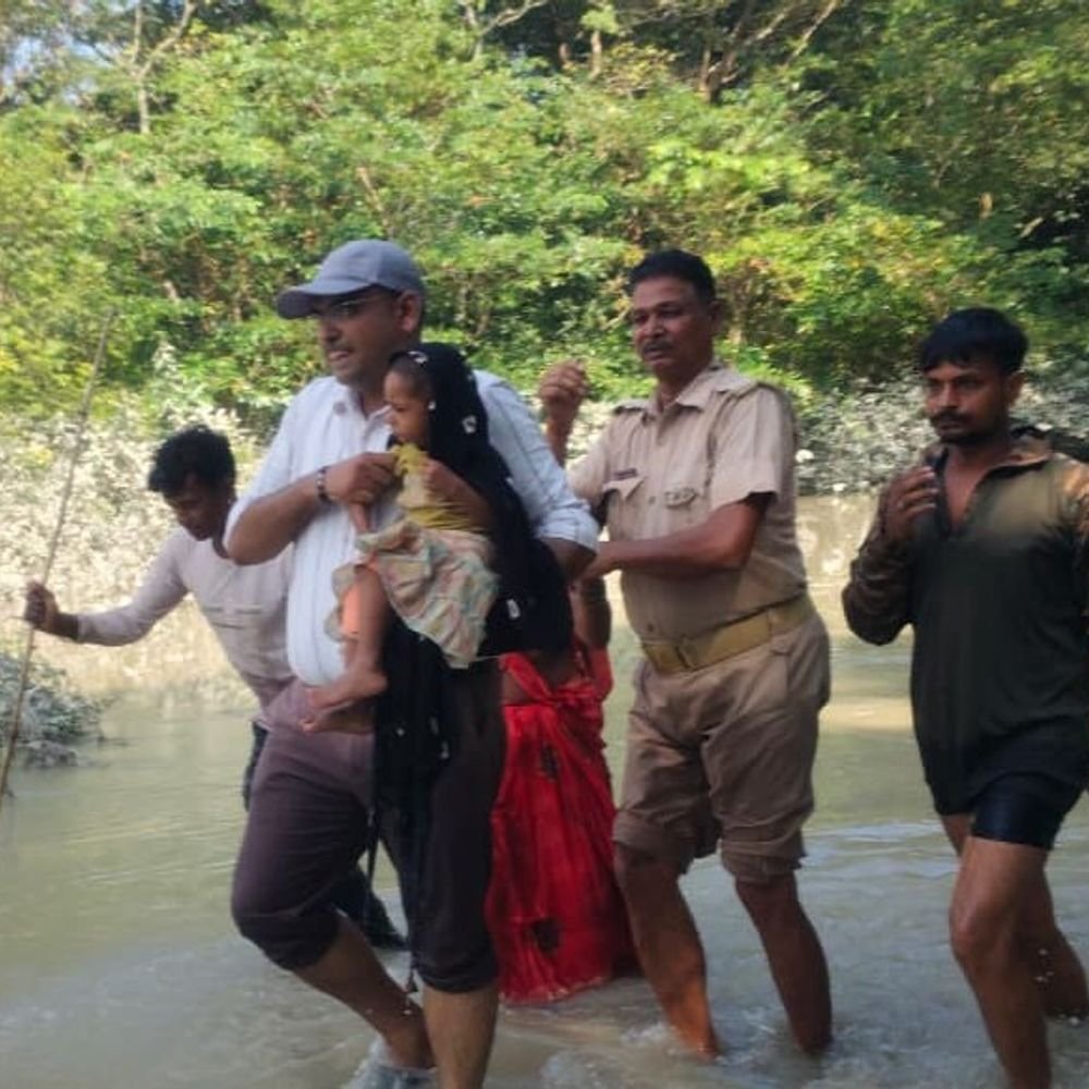 गंडक का डिस्चार्ज घटकर 1.19 लाख क्यूसेक:महराजगंज में बाढ़ प्रभावित गांवों को मिली राहत