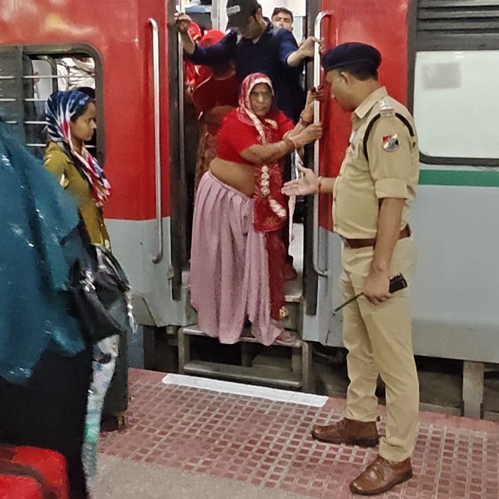 PET परीक्षा छूटते ही प्रयागराज जंक्शन पर बढ़ी भीड़:RPF ने संभाला मोर्चा, कानपुर-बलिया स्पेशल ट्रेन में परीक्षार्थियों को बारी-बारी चढ़ाया