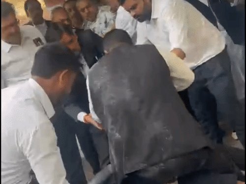 हरदोई कचहरी में अधिवक्ताओं के बीच मारपीट, मुकदमा दर्ज:दोनों वकीलों ने एक-दूसरे पर लगाए मारपीट के आरोप, जांच जारी