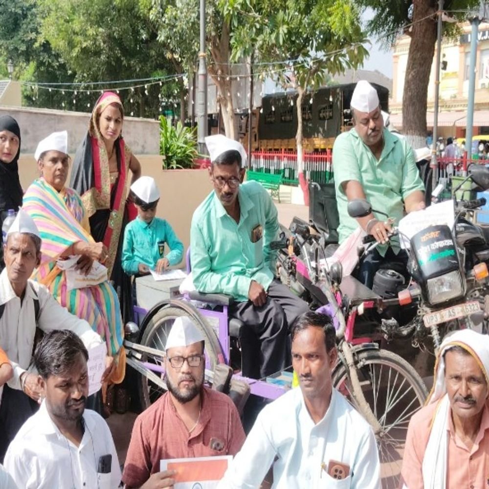 लखनऊ में दिव्यांग शिक्षकों की महानिदेशक से वार्ता विफल:ट्रांसफर लिस्ट जारी करने की मांग को लेकर धरना जारी, सीएम से मिलने का समय मांगा
