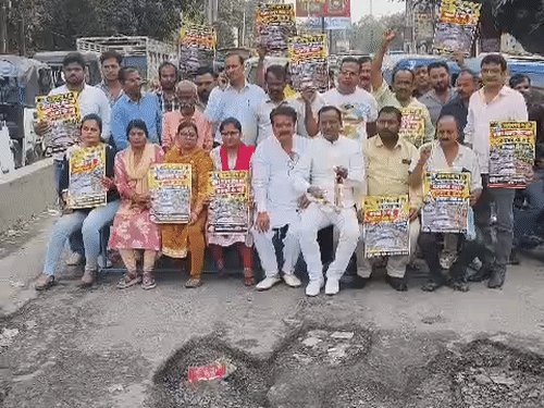 टाटमिल-घंटाघर रोड की बदहाली पर व्यापारियों का फूटा गुस्सा:घंटा-घड़ियाल बजाकर प्रशासन को चेताया, बोले- जर्जर सड़क से ग्राहक परेशान, कारोबारी बेहाल