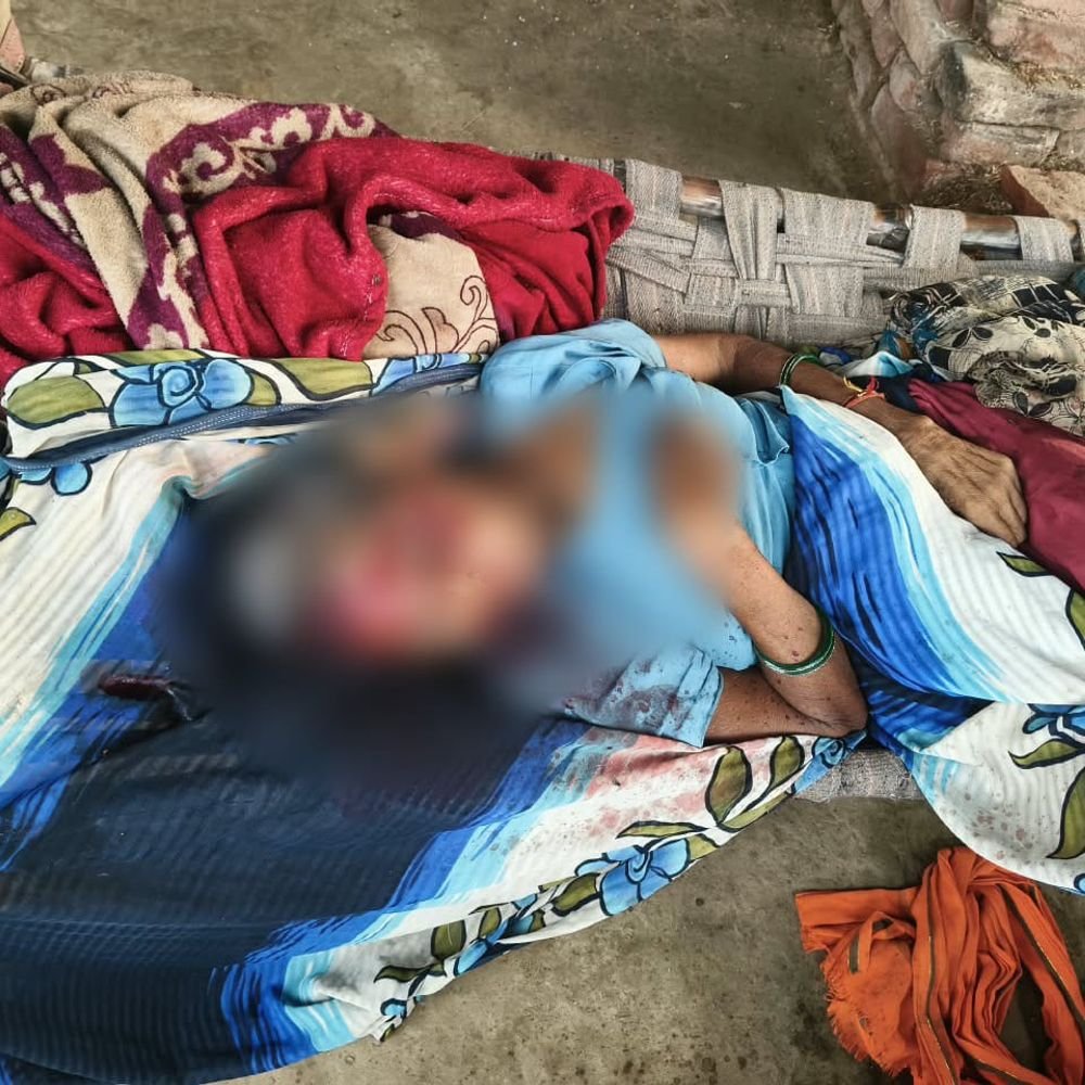 फतेहपुर में छोटे बेटे ने बुजुर्ग मां को मार डाला:नशे की हालत में चारपाई पर सो रही महिला को ईंट से कुचला, आरोपी हिरासत में