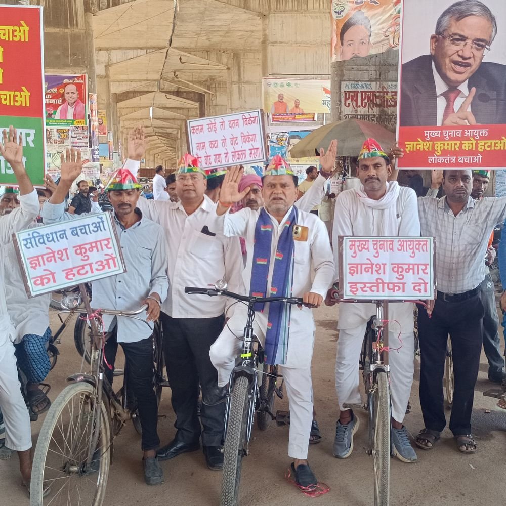 सपा कार्यकर्ताओं ने चुनाव आयुक्त के इस्तीफे की मांग की:मतदाता सूची से नाम काटने के आरोप पर सोनभद्र में साइकिल चलाकर प्रदर्शन
