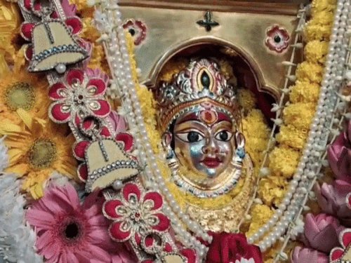 नवरात्रि के तीसरे दिन मां-चंद्रघंटा के दरबार में उमड़े भक्त:दर्शन-पूजन से धन, ऐश्वर्य और मोक्ष की प्राप्ति की मान्यता
