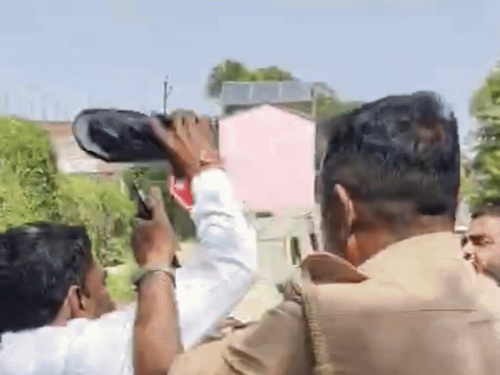 लखनऊ में किसान नेता और प्रॉपर्टी डीलर के बीच मारपीट:दौड़ाकर चप्पल बरसाए, शराब के नशे में दोनों के बीच हुआ था विवाद