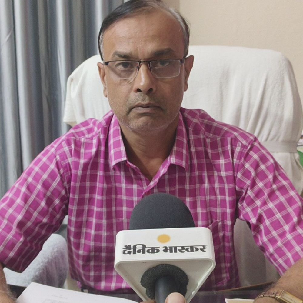 मऊ में पराली जलाने पर 15 हजार रुपए तक जुर्माना:एसएमएस के बिना धान काटने वाली कंबाइन सीज होगी