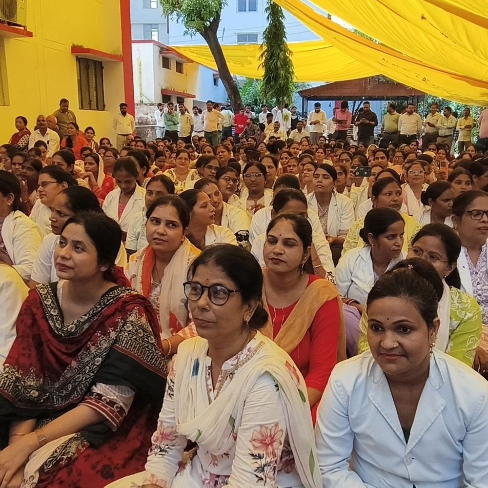एनएचएम संविदा कर्मचारी आंदोलन तेज, 12 अक्टूबर से अनिश्चितकालीन हड़ताल:नियमितीकरण, समान वेतन और 10 लाख के कैशलेस बीमा समेत 8 मांगें शामिल