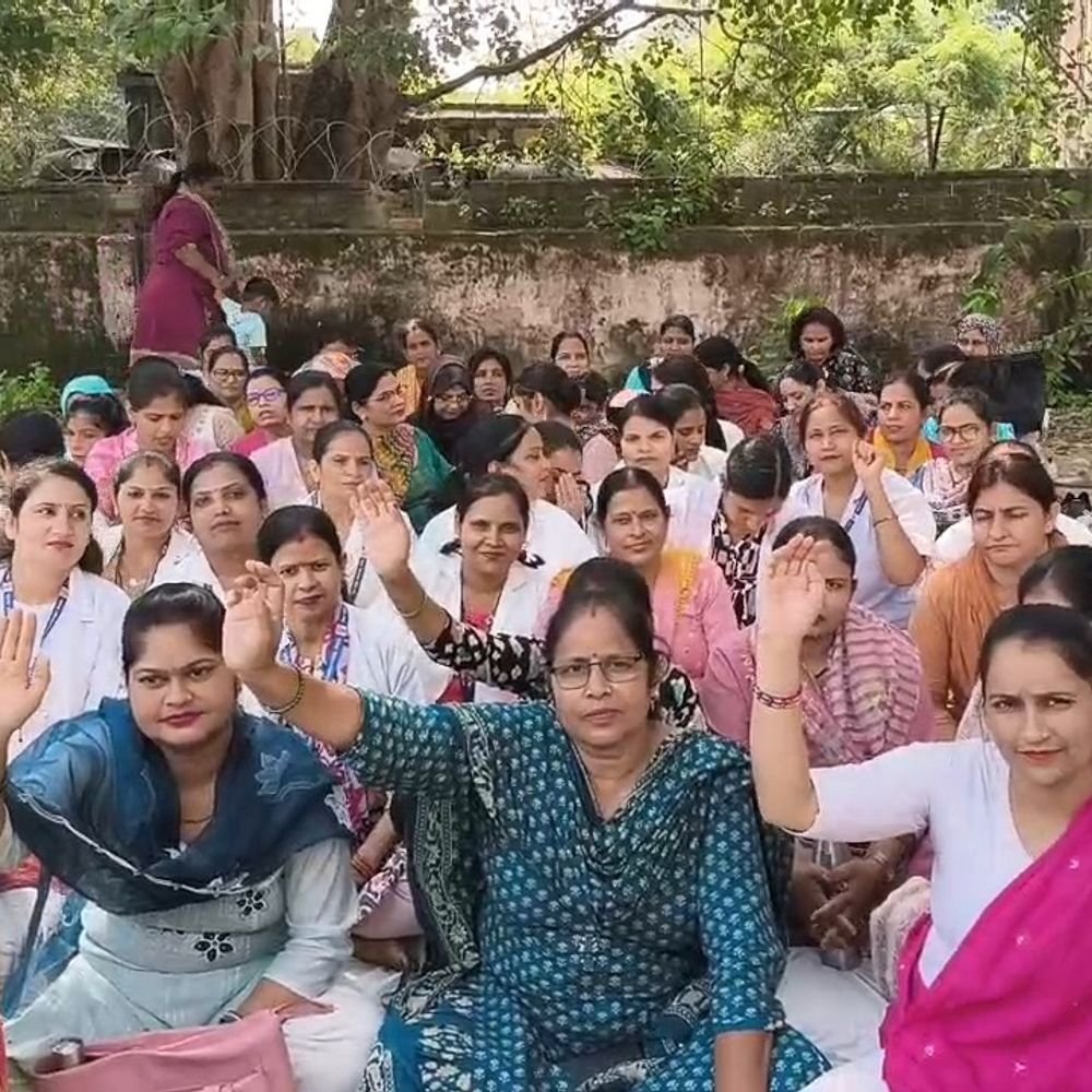 अमरोहा में एनएचएम संविदा कर्मचारियों का आंदोलन:5 सूत्रीय मांगों को लेकर CMO को सौंपा ज्ञापन, 3 दिन कार्य बहिष्कार