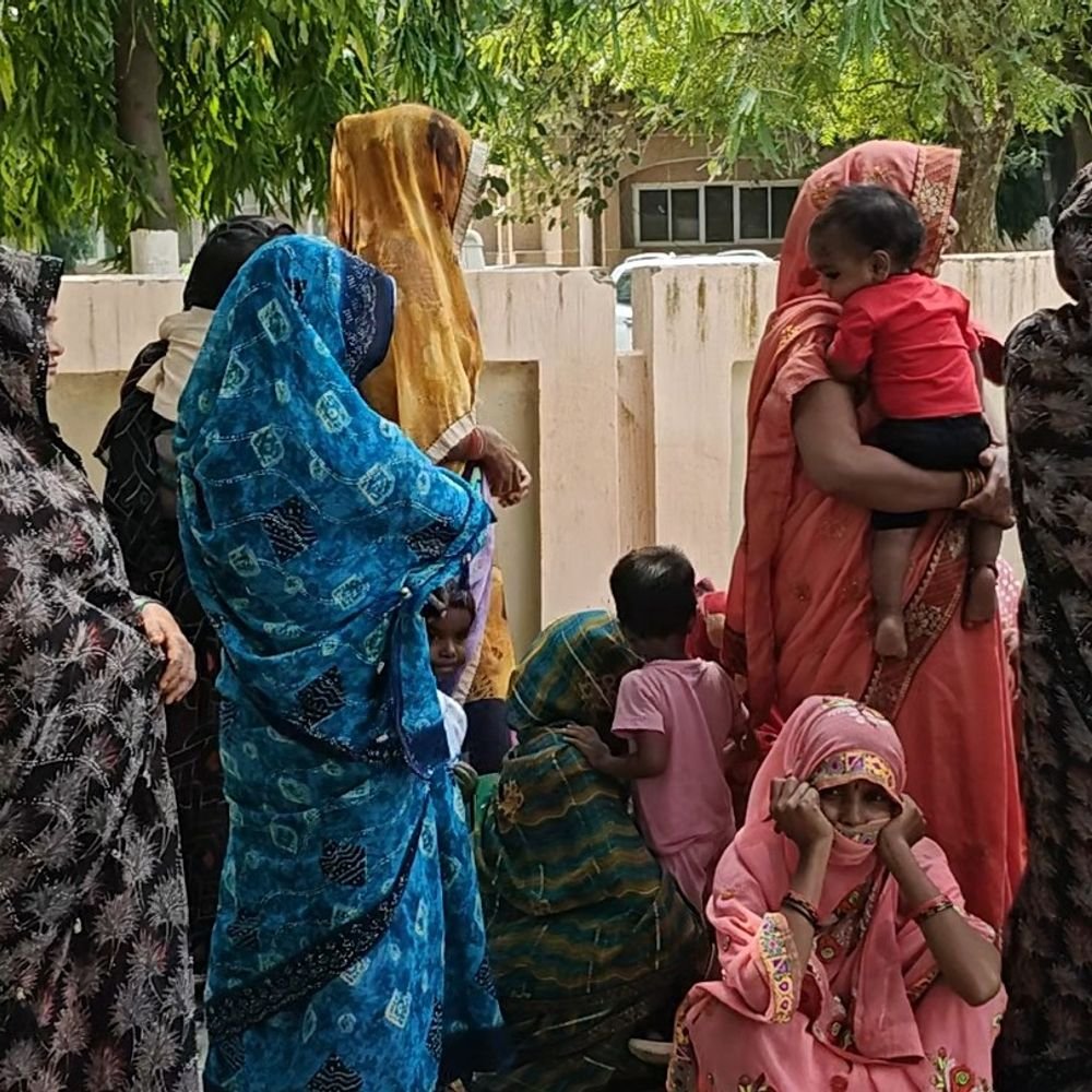 कन्नौज में शिक्षक के ट्रांसफर पर भड़के ग्रामीण:दो ट्रैक्टरों से कलक्ट्रेट पहुंचे, बोले- तबादला नहीं रुका तो स्कूल में ताला डालेंगे