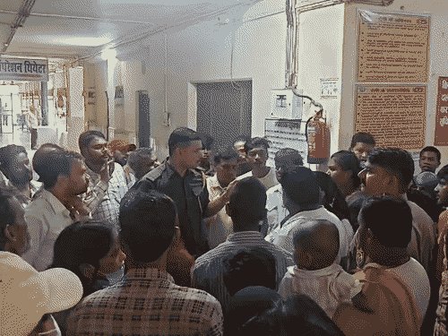 रामनगर अस्पताल की पैथोलॉजी में मरीजों का हंगामा:जांच के नाम पर पैसा मांगने का आरोप, पीड़ित और सीएमएस ने दर्ज कराई FIR