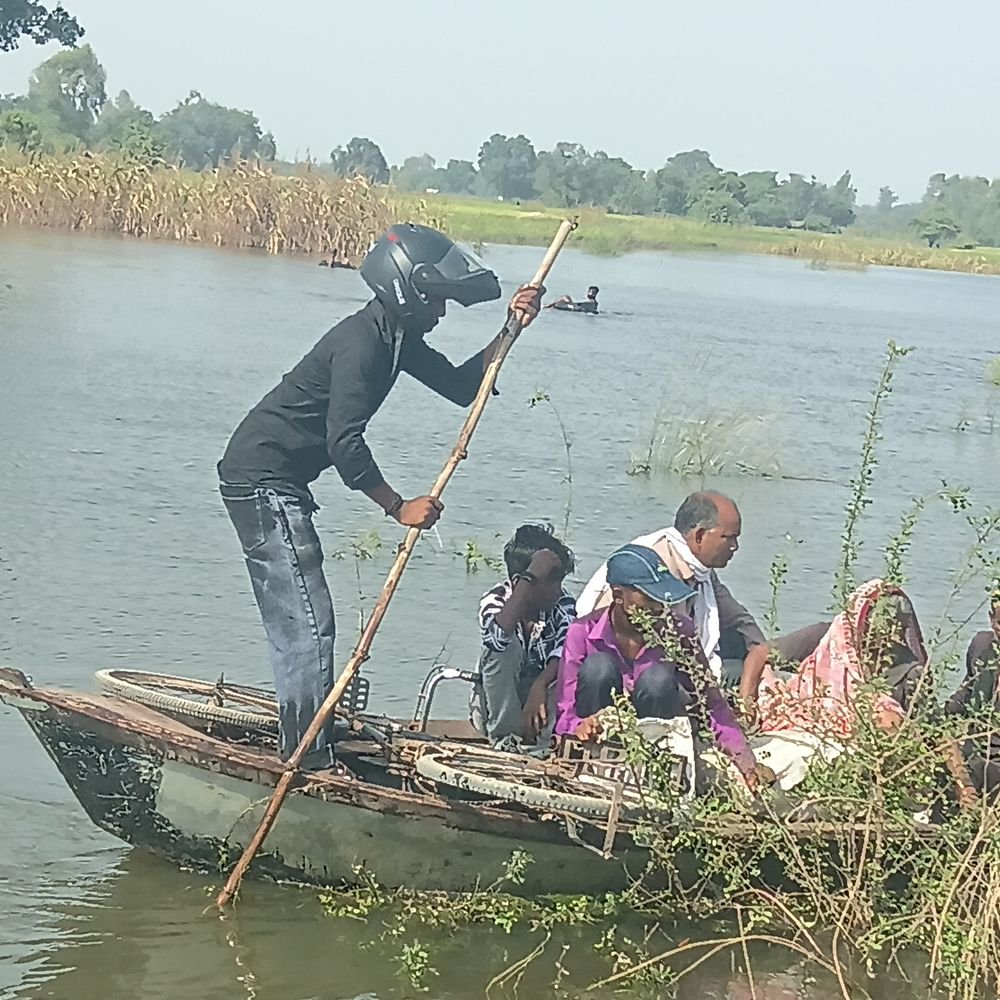 जान जोखिम में डालकर नदी पार करते ग्रामीण:सड़क बहने से 4 गांवों का संपर्क कटा, एक दिन पहले पलटी थी नाव