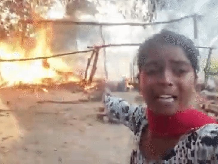 'लेखपाल ने मेरी झोपड़ी जलाई, फूलन देवी बनकर बदला लूंगी':युवती बोली- इनका घर भी जलाऊंगी; जमीन की पैमाइश करने गई थी टीम