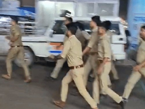 राहुल गांधी की गिरफ्तारी के विरोध में कांग्रेस का प्रदर्शन:बलिया में पुतला छीनने पर पुलिस से धक्का-मुक्की, सड़क पर बैठे कार्यकर्ता