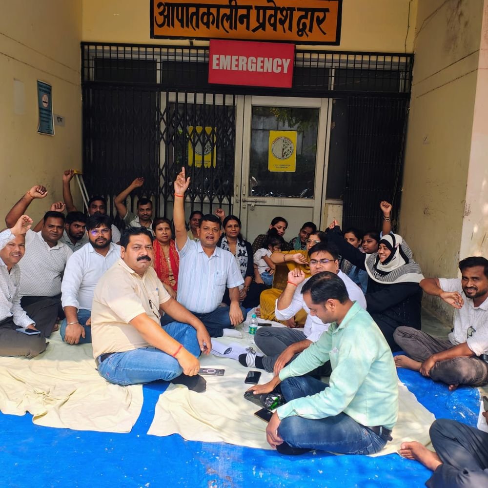 एनएचएम कर्मियों का प्रदर्शन:अस्पताल में कार्य बहिष्कार, नियमितीकरण और समान वेतन की उठाई मांग
