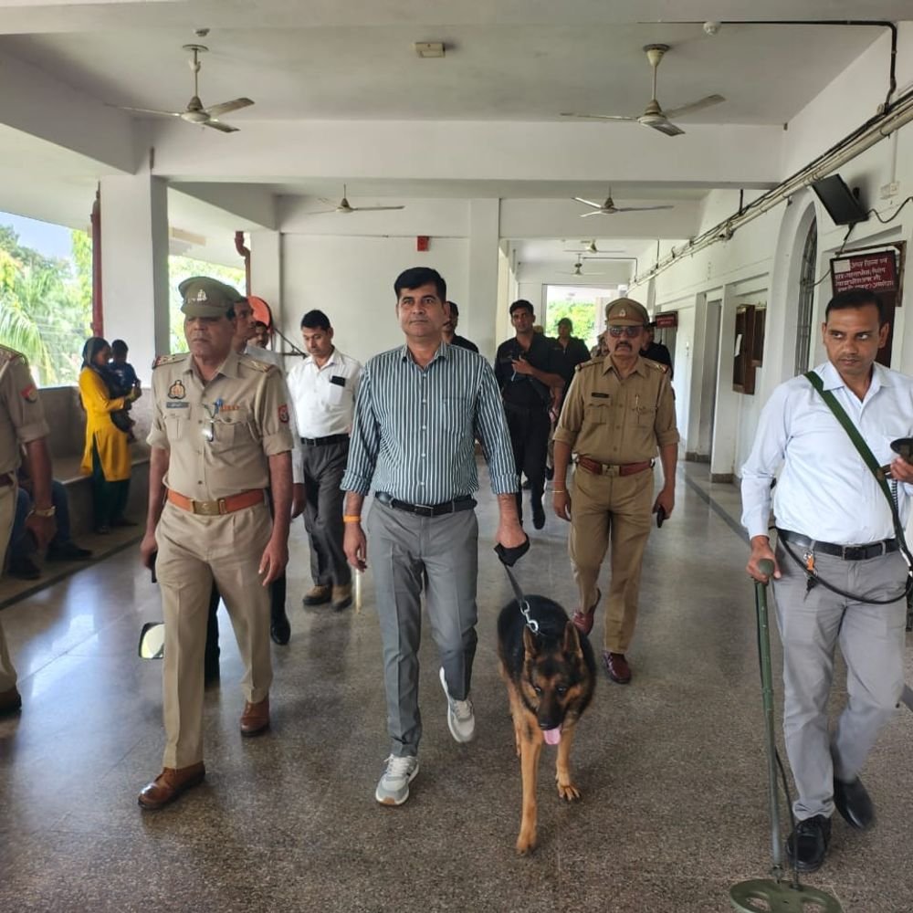 अमरोहा पुलिस ने कोर्ट परिसर की सुरक्षा जांची:डॉग स्क्वॉयड, स्वाट टीम और फायर ब्रिगेड ने सघन चेकिंग की; मॉक ड्रिल भी हुई