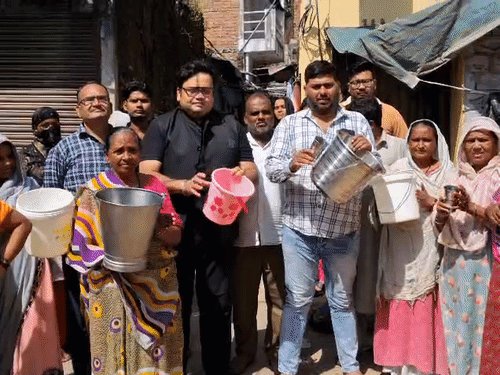कानपुर के निराला नगर में पानी के लिए प्रदर्शन:7 दिन से नहीं आ रहा कई इलाकों में पानी, खाली बाल्टी-गिलास लेकर प्रदर्शन