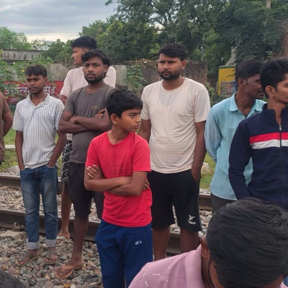 प्रतापगढ़ में रेलवे क्रॉसिंग के पास मिला युवक का शव:ट्रेन से गिरने की आशंका, अमेठी निवासी कुलदीप कुमार के रूप में हुई पहचान