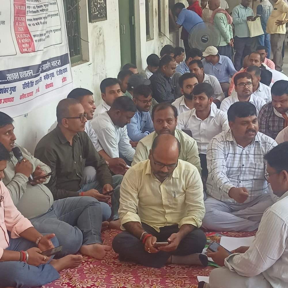रुद्रपुर में लेखपालों का धरना-प्रदर्शन:8 सूत्रीय मांगों को लेकर ज्ञापन सौंपा, तहसील समाधान दिवस का बहिष्कार