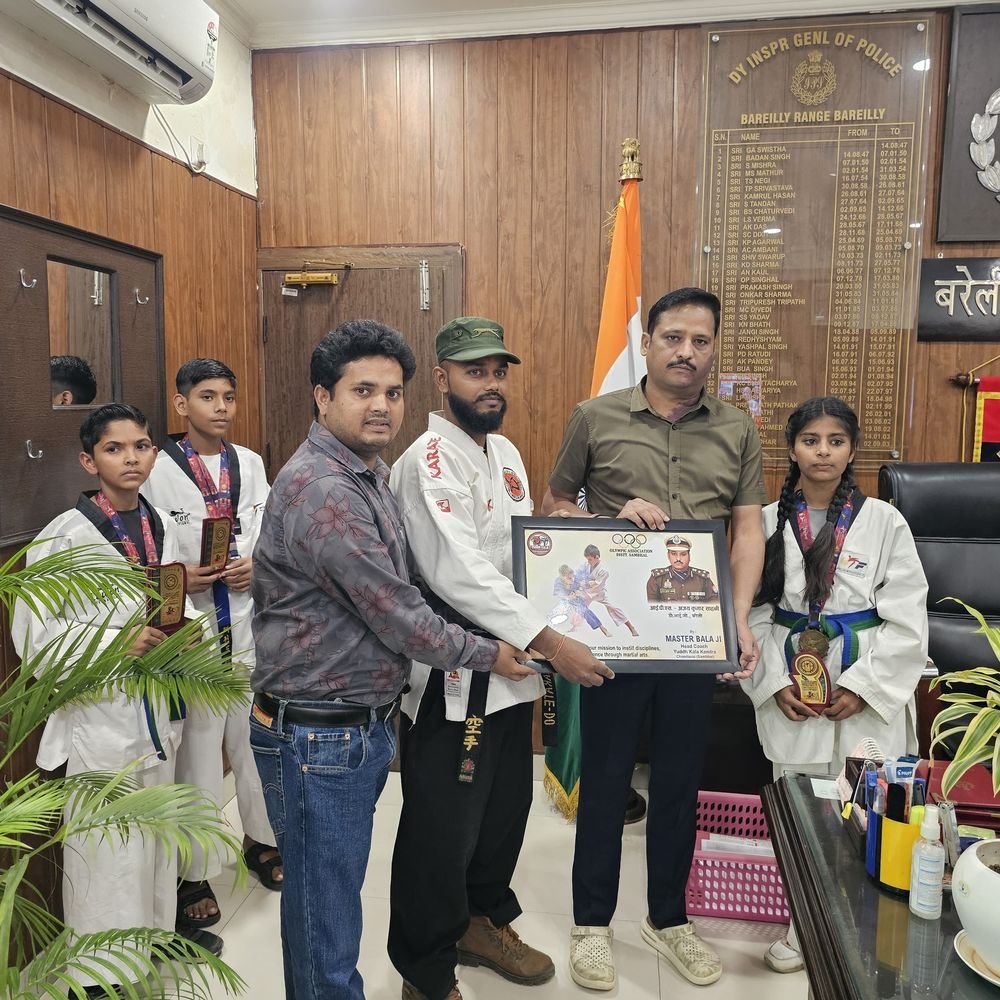इंडो-नेपाल कराटे चैंपियनशिप में पदक विजेताओं का सम्मान:अंतरराष्ट्रीय कराटे पदक विजेताओं को डीआईजी ने पहनाया मेडल