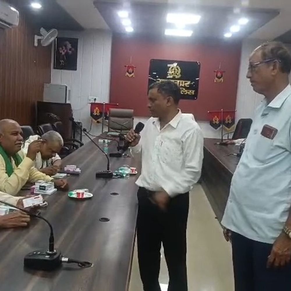 मथुरा में पुलिस पेंशनर्स की बैठक, सुनी गईं शिकायतें:स्वास्थ्य जांच के साथ बांटी गईं दवाएं, 50 से 60 सेवानिवृत्त पुलिसकर्मी हुए शामिल