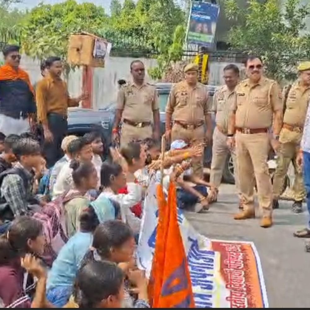 उरई में ABVP ने कॉकरोच जनता पार्टी का फूंका पुतला:राहुल गांधी और अखिलेश यादव के खिलाफ भी लगाए नारे, युवाओं को भटकाने का आरोप