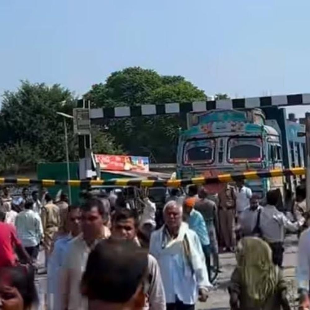 रेलवे फाटक का बूम बैरियर टूटा, 3 घंटे लगा जाम:कानपुर में मूसानगर-जहानाबाद मार्ग पर ट्रैफिक बाधित, गंगा पुल बंद होने से मुश्किल बढ़ी