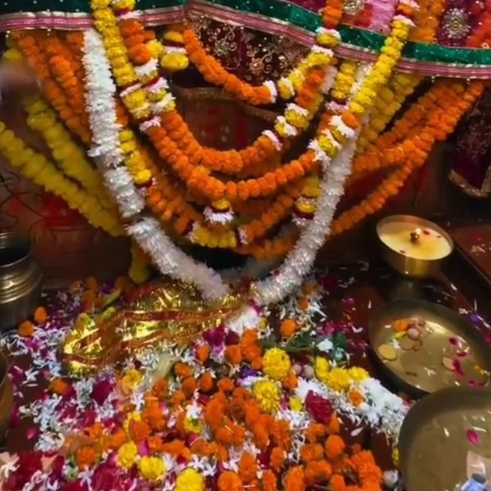 गोंडा में मां बाराही देवी मंदिर में उमड़े श्रद्धालु:महानवमी पर मंदिर से सड़क तक डेढ़ किलोमीटर लंबी कतार, 17 थानों की पुलिस फोर्स तैनात