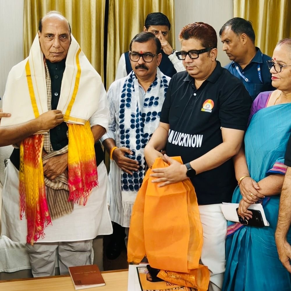 रक्षा मंत्री से मिली लखनऊ की टीम:बाढ़ पीड़ितों की मदद, भूकंप और प्राकृतिक आपदा में किए राहत कार्यों की जानकारी दी