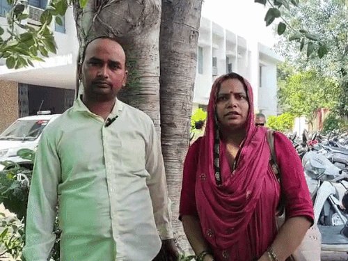 रजिस्ट्री के बाद मकान पर कब्जा नहीं देने का आरोप:मेरठ में SSP से मिला परिवार, धमकी और मारपीट के साथ एक लाख रूपये मांगने की शिकायत