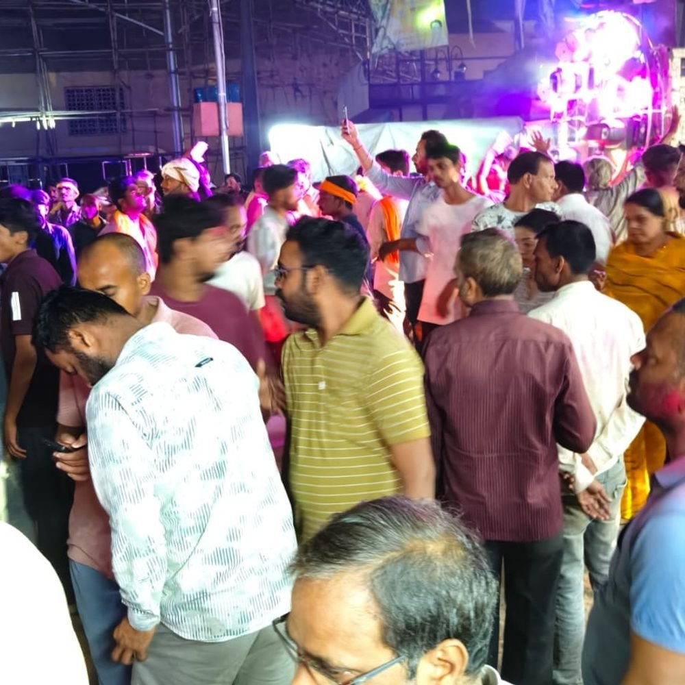 दुर्गा प्रतिमा विसर्जन जुलूस से डेढ़ किमी जाम:सिविल लाइन पर ट्रैफिक रुका; डीएम-एसपी ने विसर्जन घाटों का निरीक्षण किया