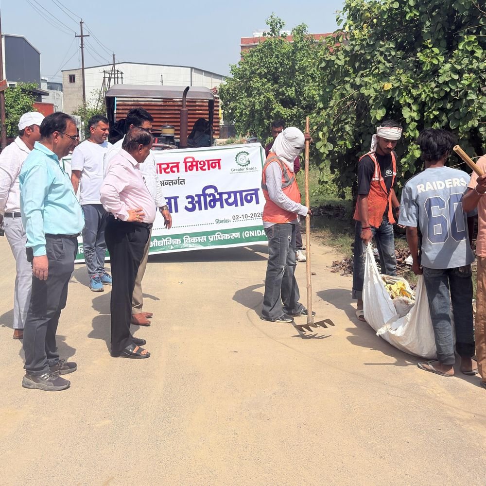 ग्रेटर नोएडा में गांधी जयंती पर चला स्वच्छता अभियान:सड़कों, निर्माण साइटों, नालियों और खाली जगहों पर हुई सफाई