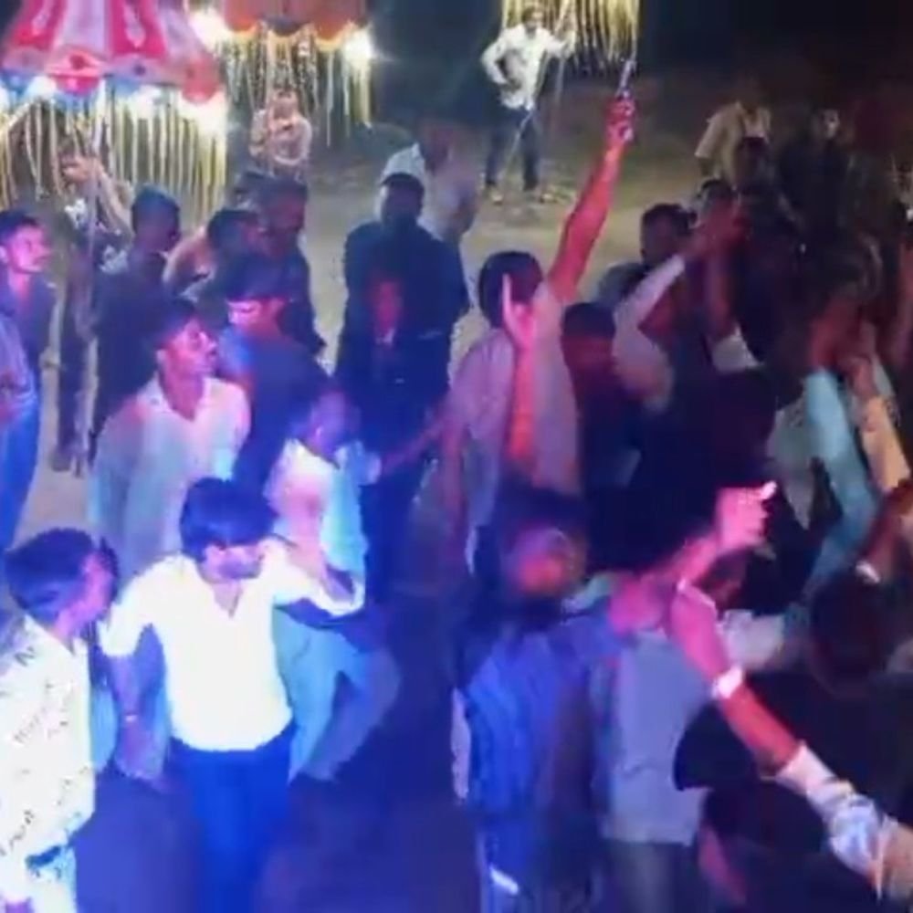 डीजे पर नाचते युवक ने तमंचे से की फायरिंग:फतेहपुर के हरियापुर गांव का वीडियो वायरल, पुलिस हरकत में आई