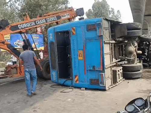 गाजियाबाद में रोडवेज बस पलटी, 22 यात्री घायल:ट्रक से ओवरटेक करते हुए हादसा होना बताया गया, घायलों की चीख पुकार मची
