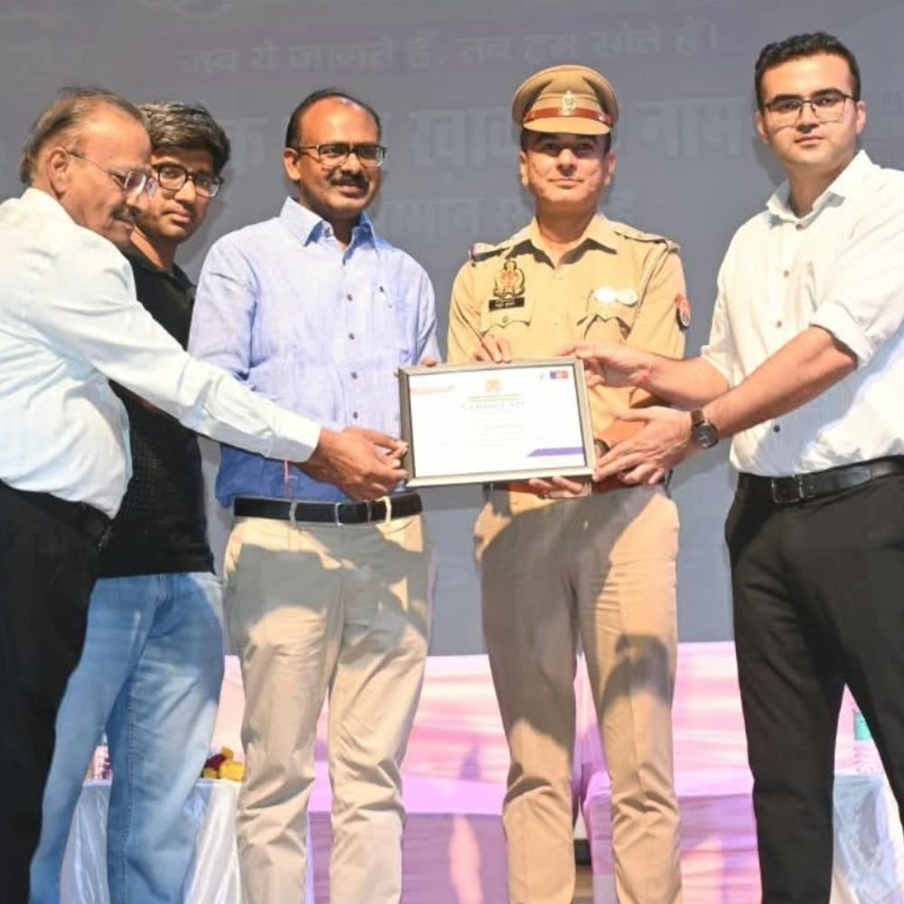 फिरोजाबाद में पुलिसकर्मियों को कर्तव्यनिष्ठा के लिए सम्मान:'एक शाम खाकी के नाम' समारोह में जिलाधिकारी, SSP आदित्य लांग्हे भी हुए सम्मानित
