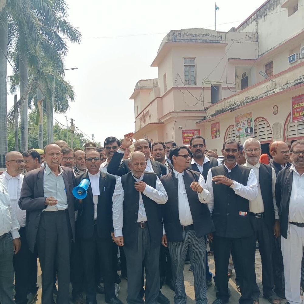 अधिवक्ताओं ने कलेक्ट्रेट में किया कार्य बहिष्कार और प्रदर्शन:आरओ, शौचालय जैसी मूलभूत सुविधाओं की मांग को लेकर डीएम को सौंपा ज्ञापन