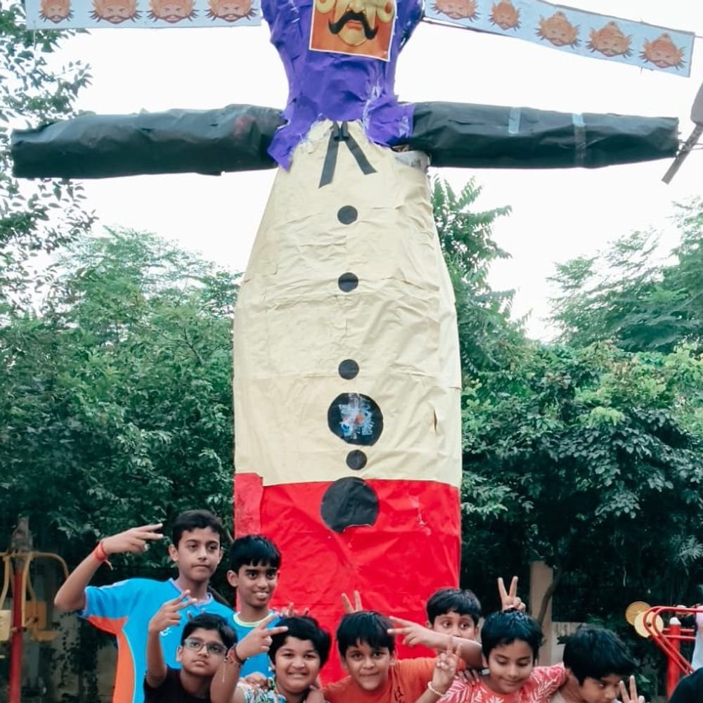 सोपान एंक्लेव में बच्चों ने बनाया रावण:एक साथ जुटे परिवार, शुभकामनाएं देकर मनाया त्योहार